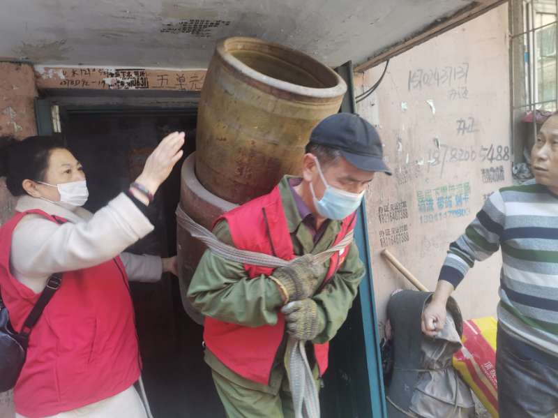 本溪红枫志愿者团队帮社区清理杂物