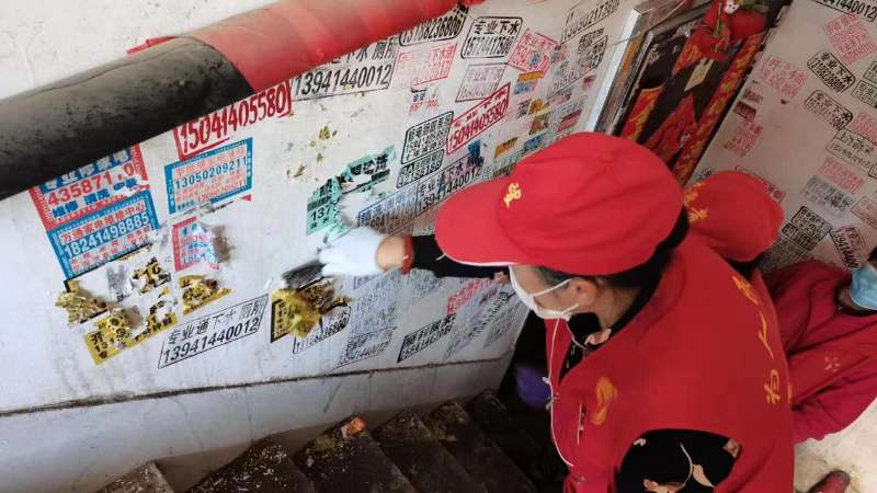 崔东社区清理小广告创城在行动